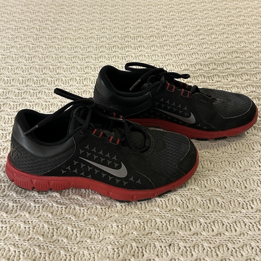 Nike‎ Flex Supreme Training Sneaker Black/Red 6Y